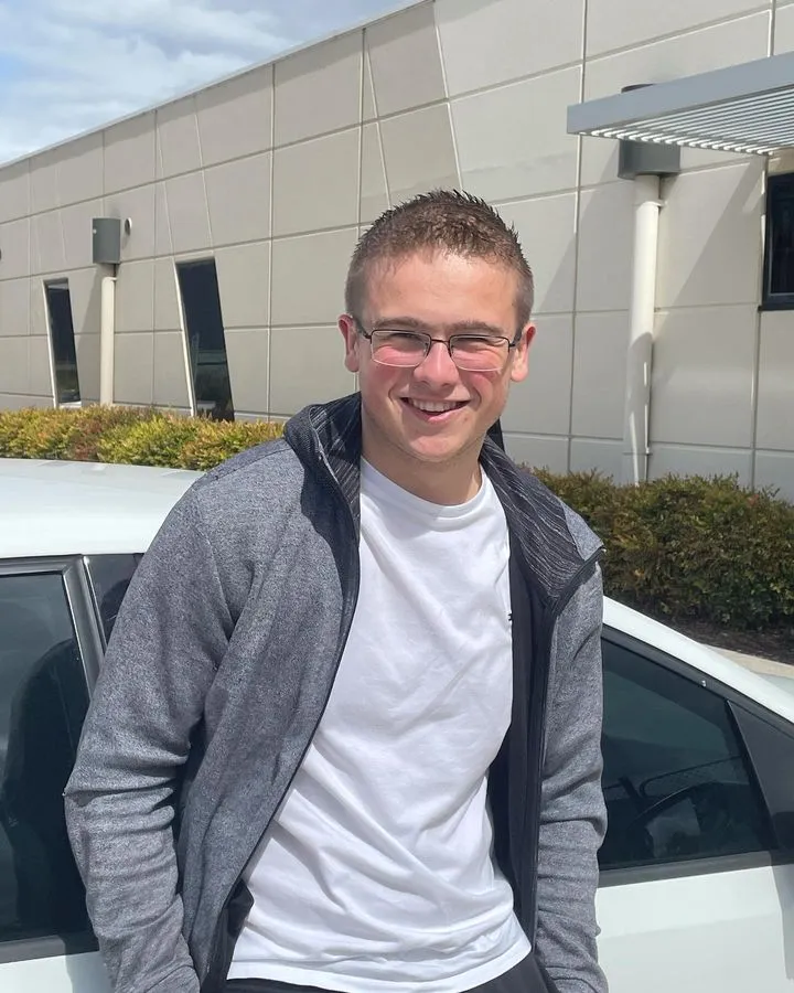 Instructor helping an international driver learn driving skills in a lesson